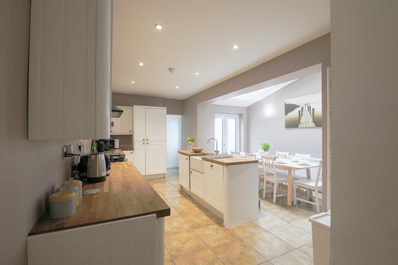 Spacious 4 Bedroom House- Walking Distance To City Centre & Great Backyard Cardiff Exterior foto