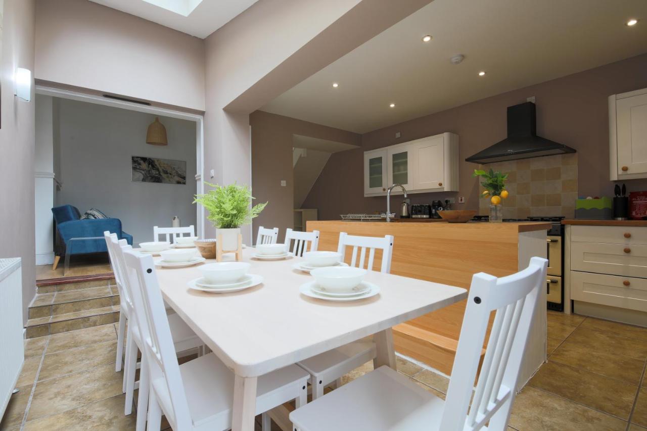 Spacious 4 Bedroom House- Walking Distance To City Centre & Great Backyard Cardiff Exterior foto