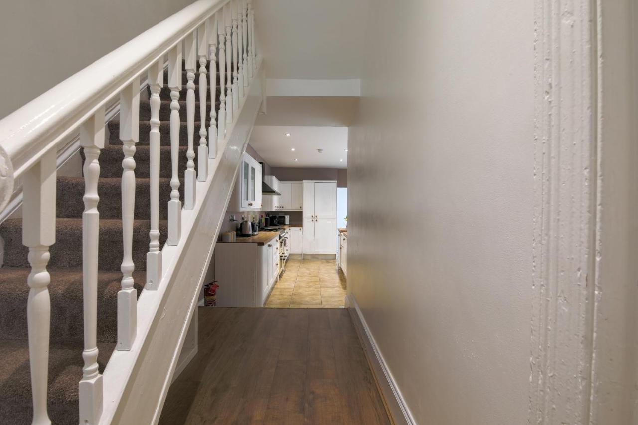 Spacious 4 Bedroom House- Walking Distance To City Centre & Great Backyard Cardiff Exterior foto