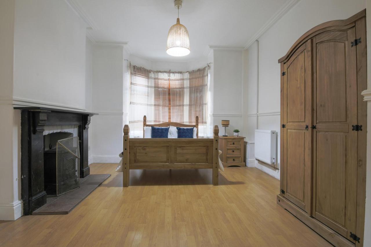 Spacious 4 Bedroom House- Walking Distance To City Centre & Great Backyard Cardiff Exterior foto