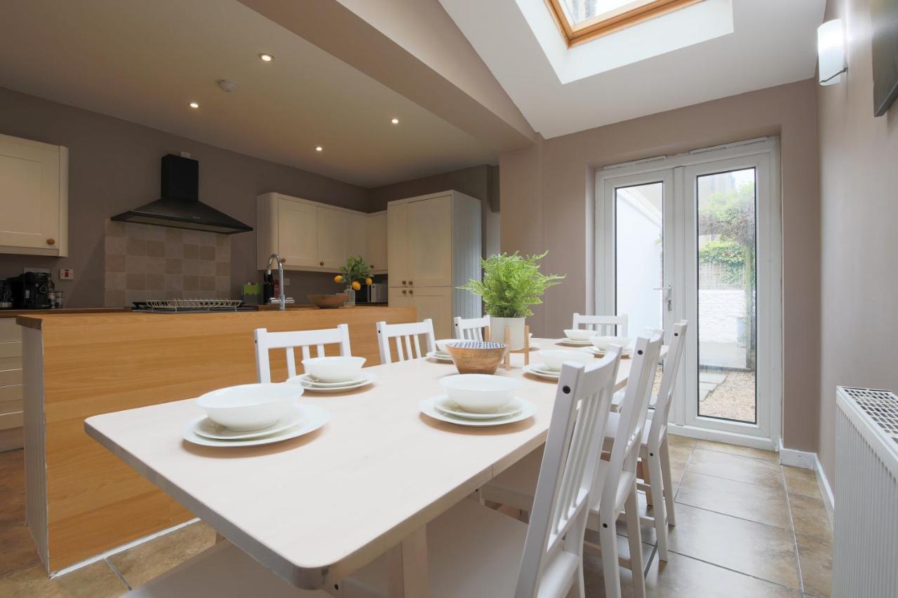 Spacious 4 Bedroom House- Walking Distance To City Centre & Great Backyard Cardiff Exterior foto