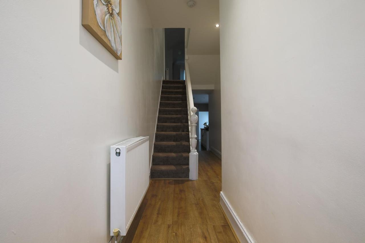 Spacious 4 Bedroom House- Walking Distance To City Centre & Great Backyard Cardiff Exterior foto