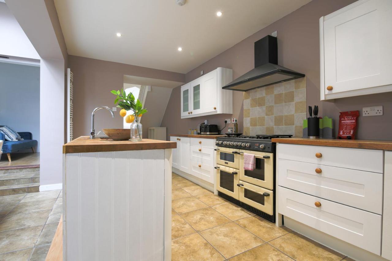 Spacious 4 Bedroom House- Walking Distance To City Centre & Great Backyard Cardiff Exterior foto
