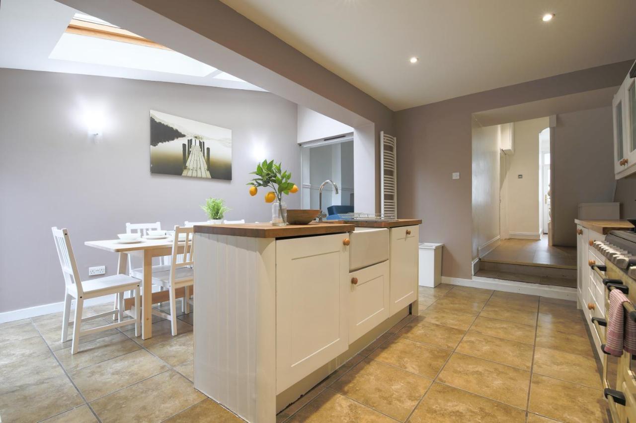 Spacious 4 Bedroom House- Walking Distance To City Centre & Great Backyard Cardiff Exterior foto
