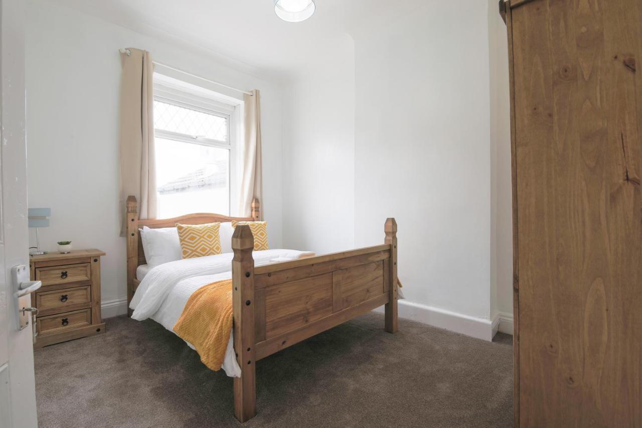 Spacious 4 Bedroom House- Walking Distance To City Centre & Great Backyard Cardiff Exterior foto