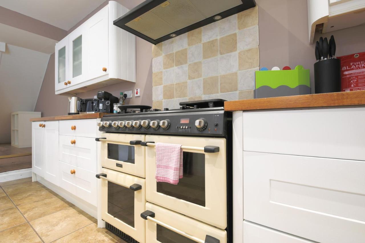 Spacious 4 Bedroom House- Walking Distance To City Centre & Great Backyard Cardiff Exterior foto
