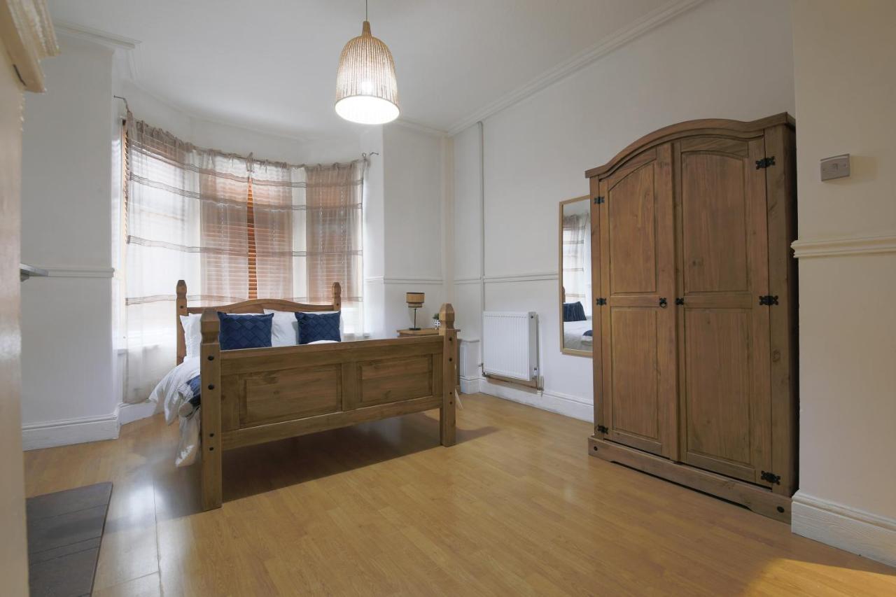 Spacious 4 Bedroom House- Walking Distance To City Centre & Great Backyard Cardiff Exterior foto