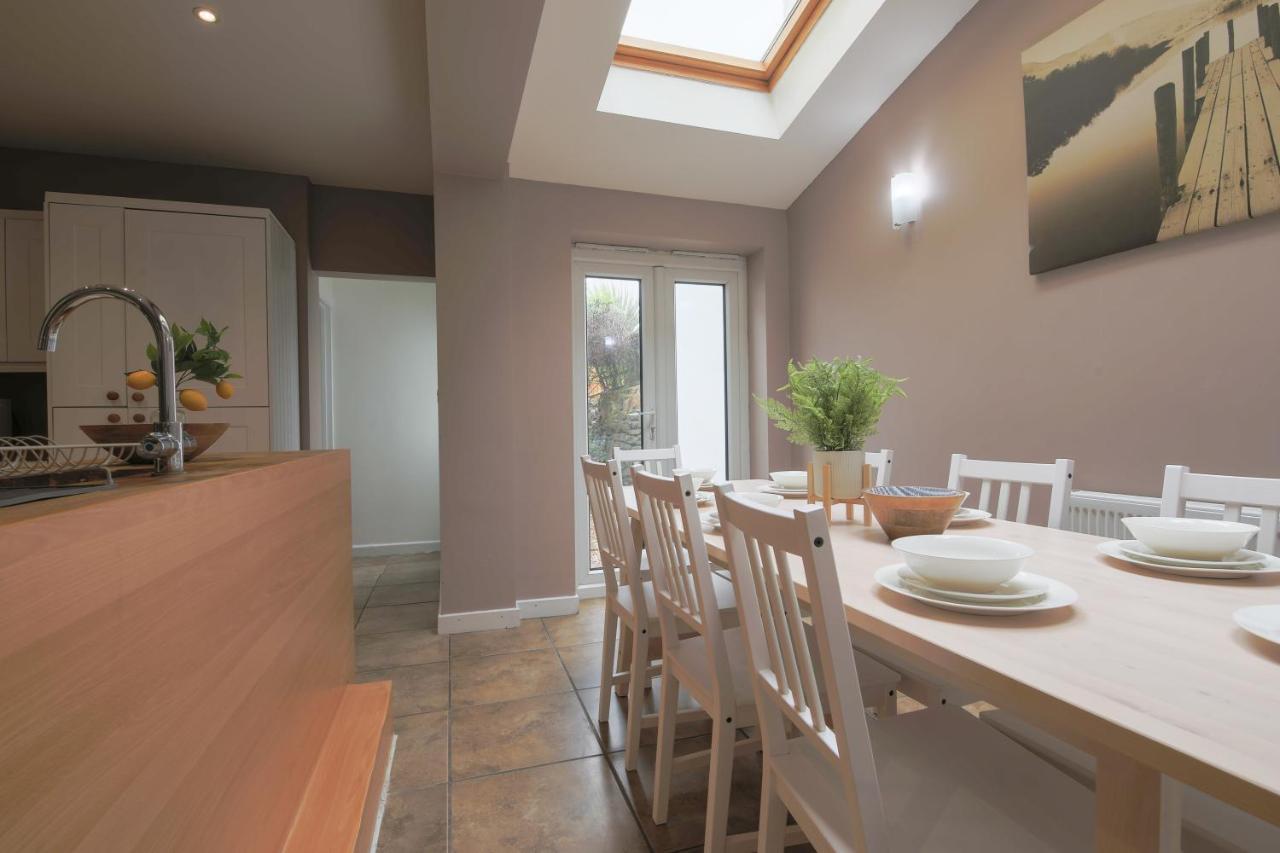 Spacious 4 Bedroom House- Walking Distance To City Centre & Great Backyard Cardiff Exterior foto