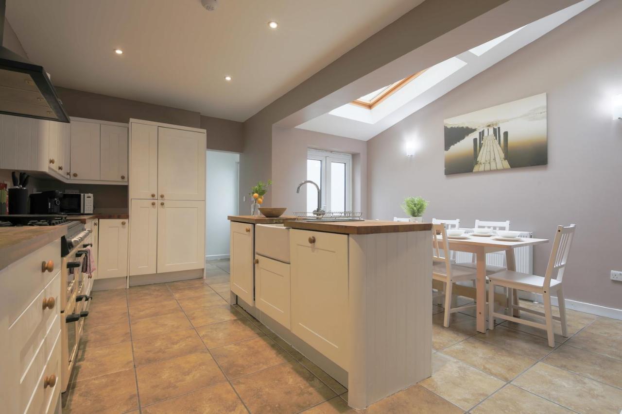 Spacious 4 Bedroom House- Walking Distance To City Centre & Great Backyard Cardiff Exterior foto